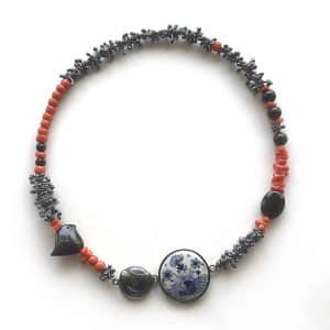 Collier Delfts Blauw met bloedkoraal - Sieders & Van Doorn